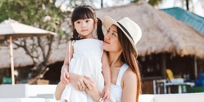 Potret Kompak Anissa Aziza Bareng Alea Curi Perhatian, Ibu dan Anak Cantiknya 11 12