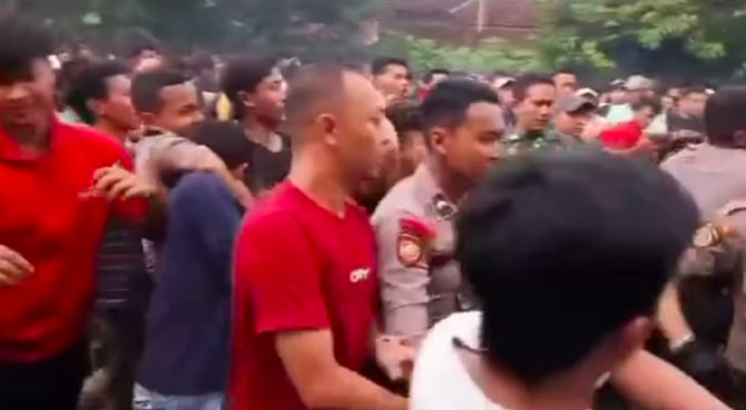 terekam kamera memukul polisi pria berbaju merah ini langsung terciduk di lokasi