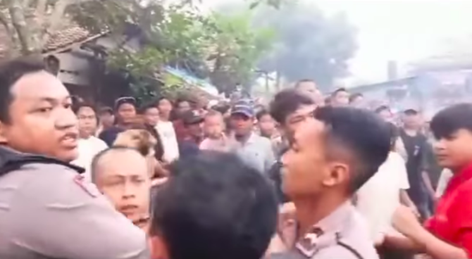 terekam kamera memukul polisi pria berbaju merah ini langsung terciduk di lokasi