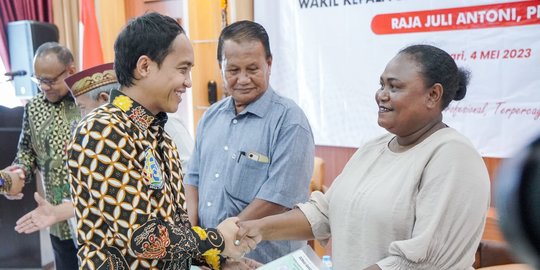 Kunjungi Papua Barat, Wamen ATR Bagikan Sertifikat Tanah Wakaf Hingga PTSL