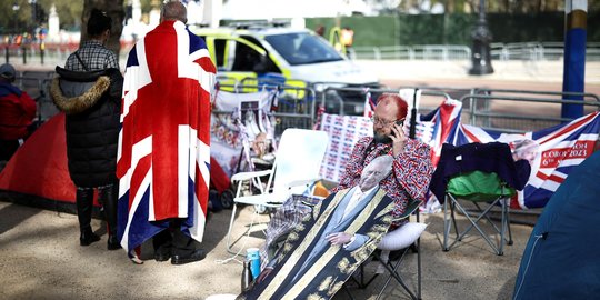 Antusiasme Warga Inggris Sambut Penobatan Raja Charles, Rela Berkemah di Depan Istana