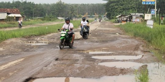 Jelang Jokowi Datang, Jalan Rusak Terusan Ryacudu Lampung Yang Rusak ...