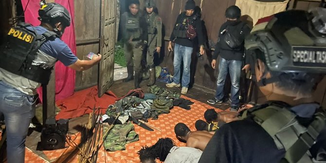 TNI dan Polisi Gerebek Markas KKB, Tangkap 9 Orang dan Sita Anak Panah hingga Parang