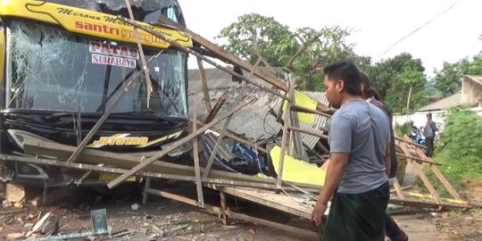 Bus di Lumajang Ngebut, Hantam Pohon dan Seruduk Warung Bakso