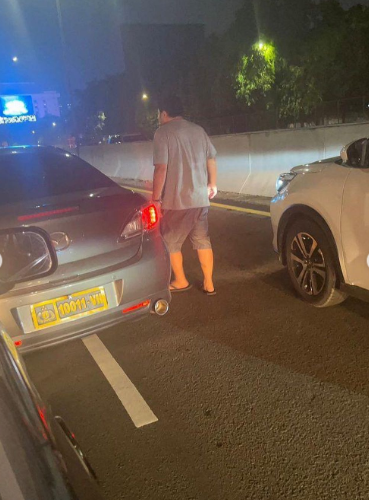 pemobil berpelat polisi arogan bukan main