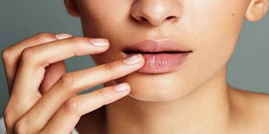 Cara Mengatasi Bibir Hitam secara Alami, Bantu Cerahkan Kembali