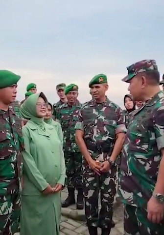 kasad doakan lalu tiup perut istri prajurit tni hamil beri nama buat calon bayi