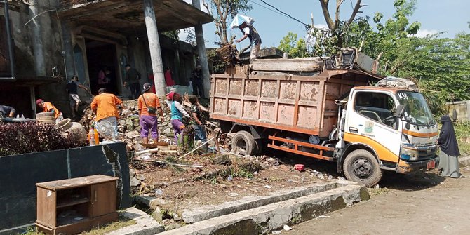 Rumah dr Wayan Dibersihkan, Sampah Diangkut Lebih dari Tiga Truk