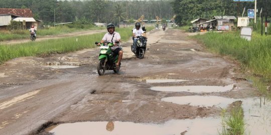 Jokowi: Kalau Provinsi Tidak Mampu Perbaiki Jalan, Diambil Alih Kementerian PUPR