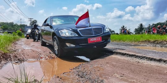 VIDEO: Mobil Jokowi Goyang ‘Offroad’ Berjalan Pelan Lewat Jalan Rusak Lampung