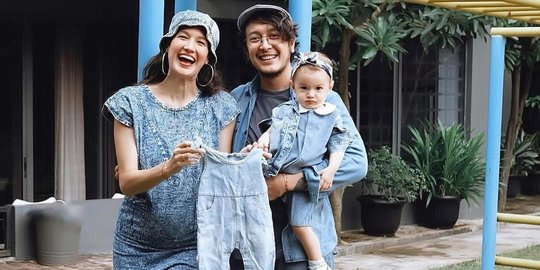 Selamat! Nadine Chandrawinata Umumkan Hamil Anak Kedua di Ultah Pernikahan Ke-5
