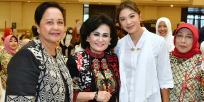 Istri Eks Panglima TNI Foto Bareng Dharma Wanita, Penampilannya Curi Perhatian