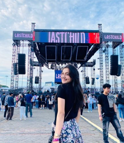 cantik alami intip potret terbaru amanda lucson pemain kisah nyata di balik layar