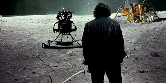 Foto Sutradara Stanley Kubrick Mendarat di Bulan Hasil Rekayasa AI, Simak Faktanya