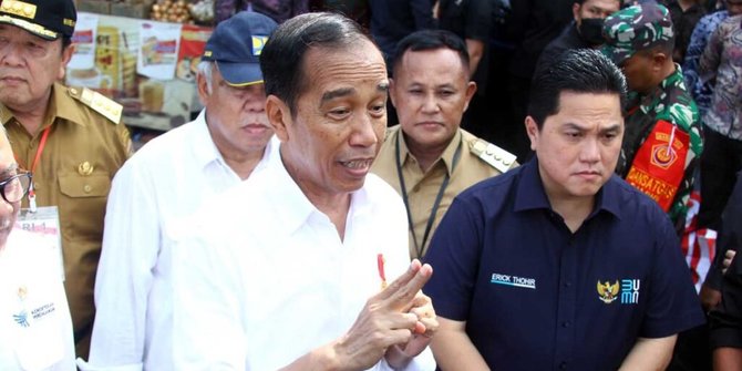 Selain Tinjau Jalan Rusak, Ini 3 Momen Jokowi Bagi Sembako di Pasar Natar Lampung