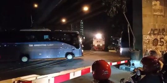 Dua Bus TNI AL Viral Terobos Perlintasan Kereta Api, Ini Penjelasan Lantamal V