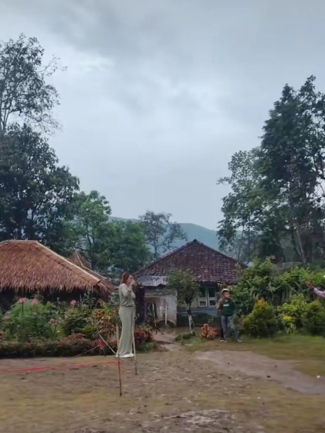 halaman rumah abah jajang yang rusak setelah viral