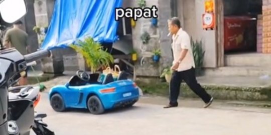 Aksi Kakek Belanja ke Warung Naik Mobil Mainan Mini Ini Tuai Sorotan, Bikin Ngakak