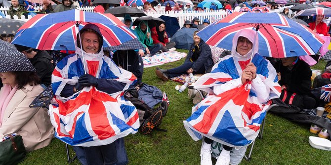 Antusiasme Warga Inggris Rela Hujan-hujanan Demi Saksikan Penobatan Raja Charles