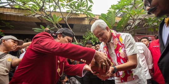 Kunjungi Rumah Kelahiran Bung Karno, Ganjar Dibasuh Air dari Sumur Tua