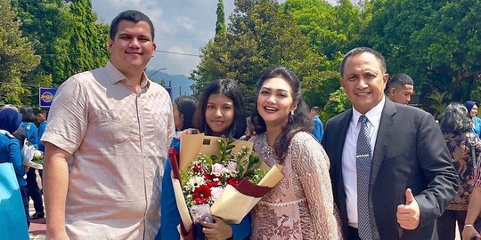 Bahagia, Putri Cantik Bella Saphira Lulus SMA Taruna Nusantara