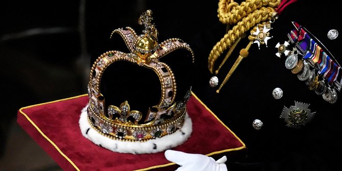 Penampakan Mahkota, Cincin, hingga Tongkat Raja Charles III Bertabur Berlian