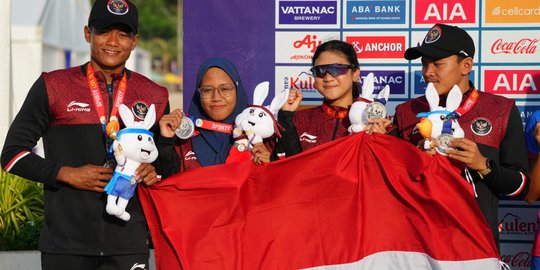 Raih Medali Perak, Tim Aquathlon Indonesia Bentangan Merah Putih di Podium