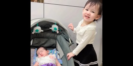 6 Potret Terbaru Baby Kenes Anak Nella Kharisma Kini Menginjak 1 Bulan, Cute Banget!