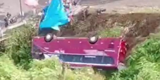 Bus Masuk Sungai di Guci Ternyata Bawa Rombongan Majelis Taklim dari Tangsel