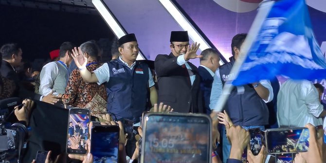 Disambut Meriah Relawan di Senayan, Anies Baswedan Hampir Jatuh Tersungkur