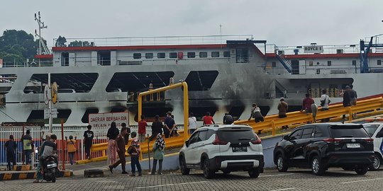 Kapal Royce yang Terbakar Kini Bersandar di Pelabuhan Merak