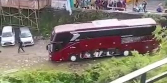 Polisi Ungkap Kronologi Bus Wisata Masuk Sungai di Guci Tegal