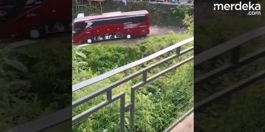 VIDEO: NGERI! Bus Pariwisata Nyelonong Masuk Jurang di Guci Tegal