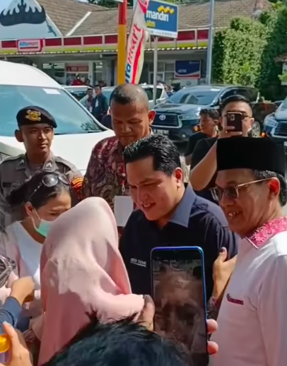 momen warga lampung meneriaki erick thohir minta pekerjaan 039pak erick lokerloker039