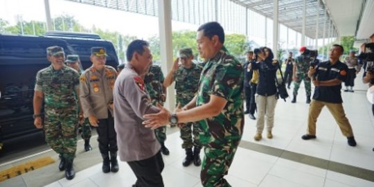 'Jadi Kado Terindah', Kapolri Diberi Kejutan oleh Panglima TNI lalu Makan Tumpeng