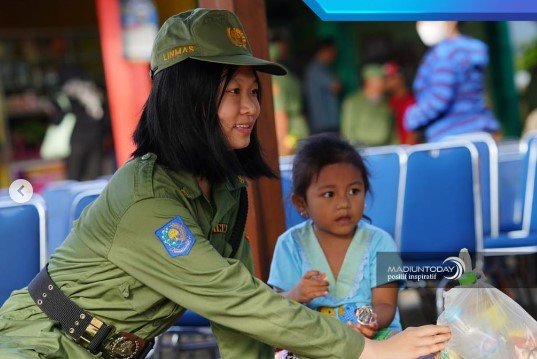 gadis chindo jadi linmas di kota madiun motivasinya bikin kagum