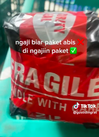 dingajiin paket kurir ini kebingungan cara matikan murotal yang tak mau berhenti