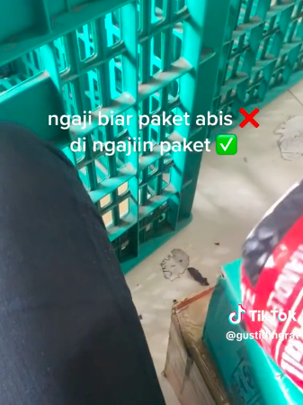 dingajiin paket kurir ini kebingungan cara matikan murotal yang tak mau berhenti