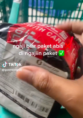 dingajiin paket kurir ini kebingungan cara matikan murotal yang tak mau berhenti