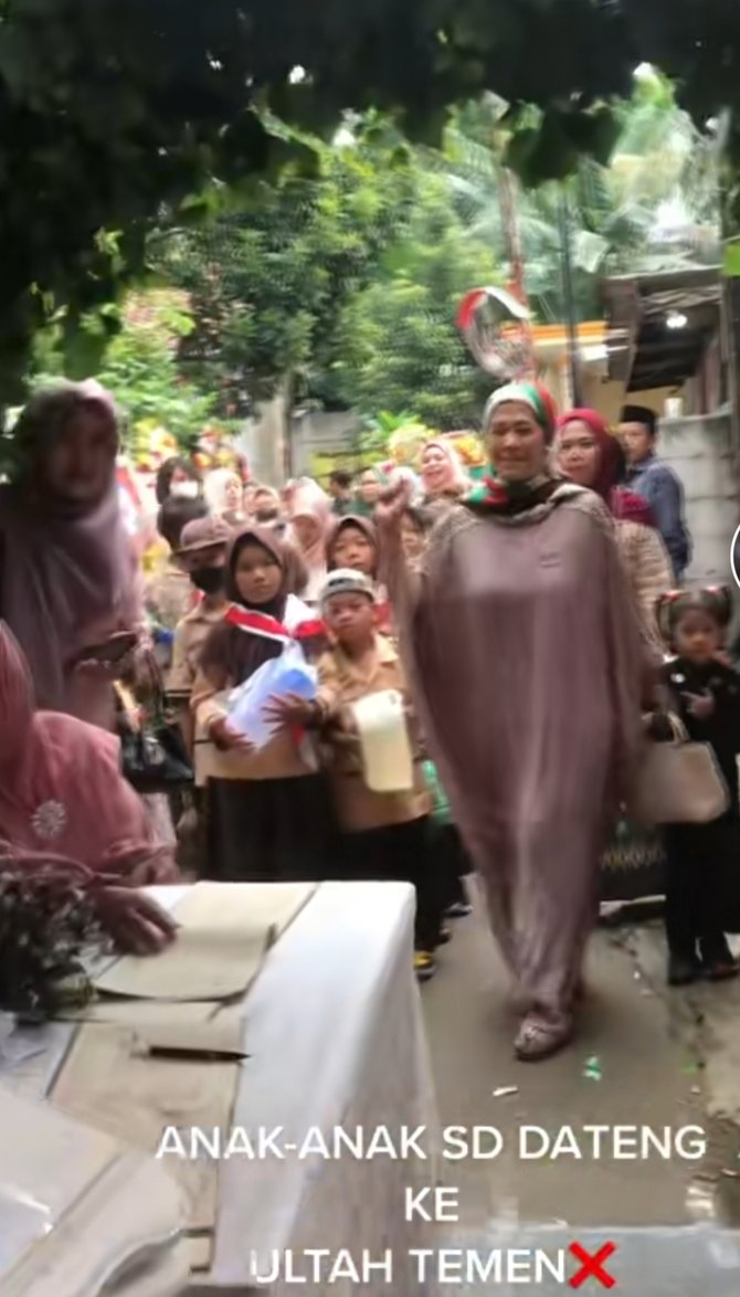 viral anak sd datang ke nikah gurunya pakai seragam pawai bawa kado unik