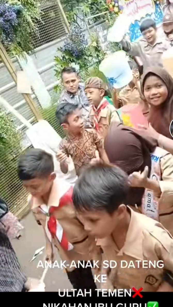 Viral Anak SD Datang ke Pernikahan Gurunya Pakai Seragam, Pawai Bawa ...