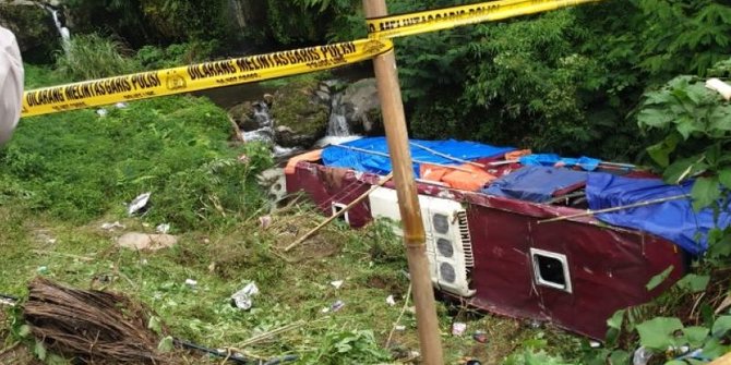 Keterangan Sopir Bus Masuk Sungai di Guci: Sudah Masuk Rem Tangan & Roda Ban Diganjal