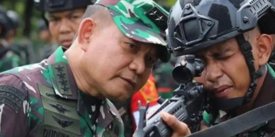 Kasad TNI Dudung & Pangkostrad Cek Senjata Pasukan Mau dikirim ke Perbatasan Papua