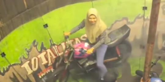 Meski Sedang Hamil, Wanita ini Tetap Lincah Bawa Motor di Tong Setan, Aksinya Disorot