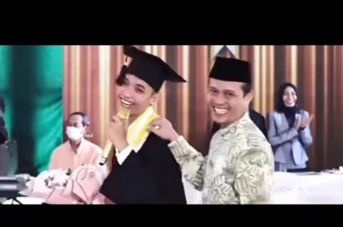 Bikin Haru Wisudawan Ini Ajak Ayahnya Nyanyi Bareng Dan Beri Bunga