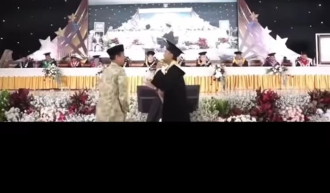 bikin haru pria ini ajak nyanyi bareng dan beri bunga saat wisuda