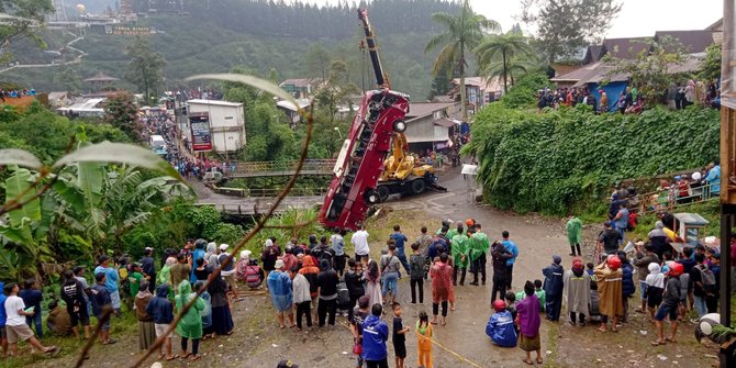 Petugas Gabungan Periksa Kelaikan Bus Wisata yang Kecelakaan di Guci Tegal