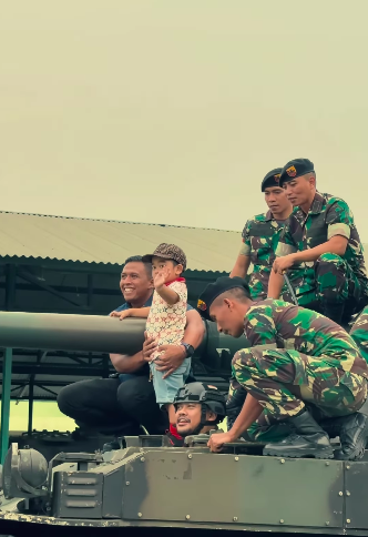 momen lucu 039ketua039 nahyan naik tank dijaga para tni netizen calon panglima tni