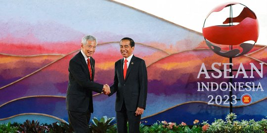 Senyum Hangat Jokowi Sambut Para Pemimpin ASEAN di Labuan Bajo