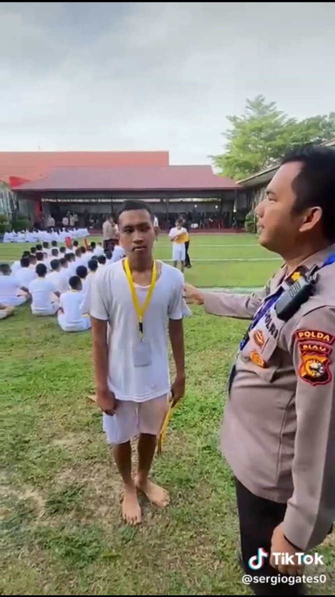 viral kisah remaja ikut tes polisi dengan kaus pinjaman yang lusuh ceritanya bikin haru